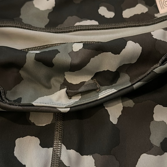 Athleta Lightning Camo 7/8 Tight in Super Sonic Size Medium Leggings - Picture 10 of 15